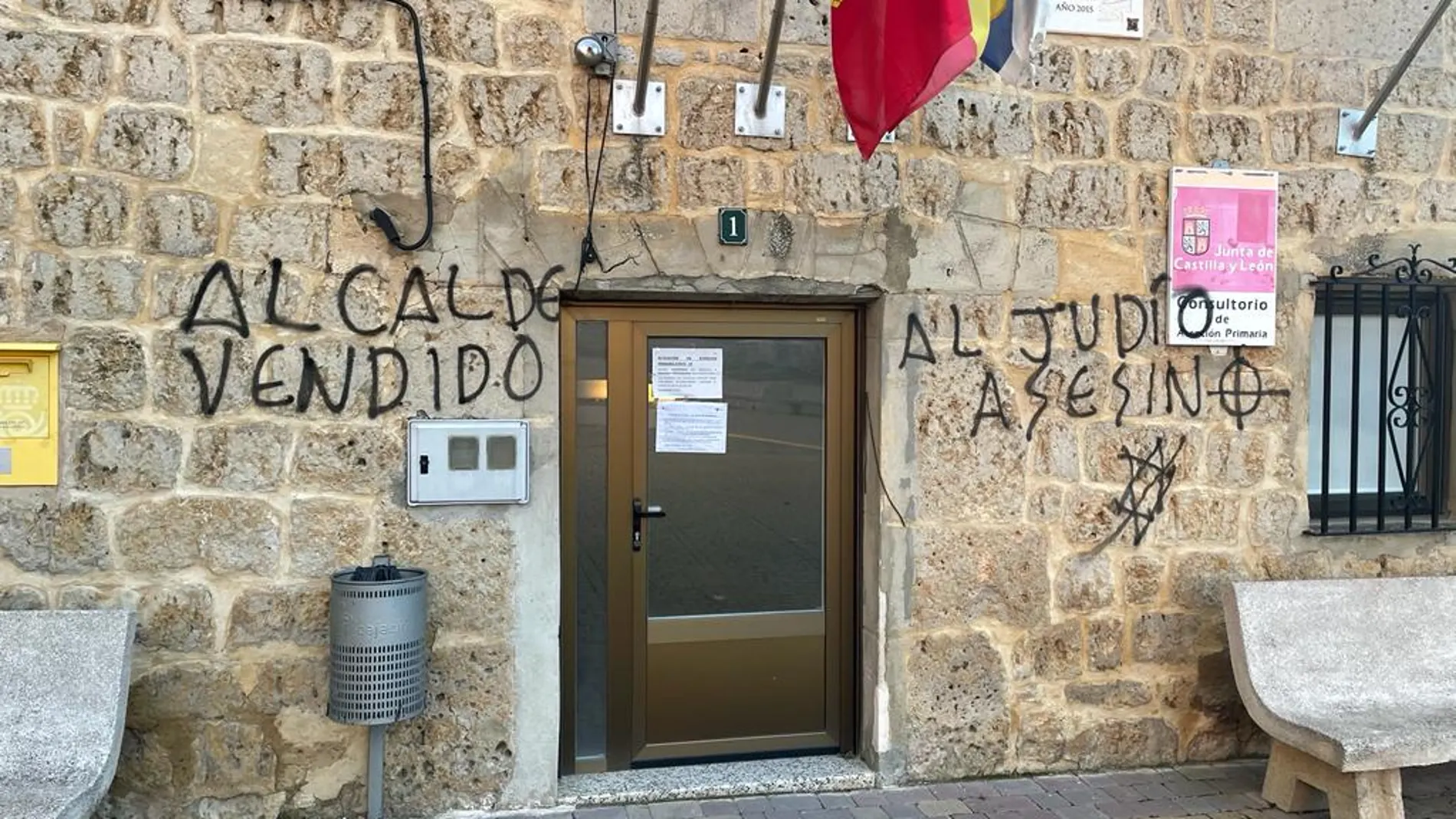 Pintadas contra el alcalde Castrillo Mota de Judíos en la fachada de este ayuntamiento burgalés