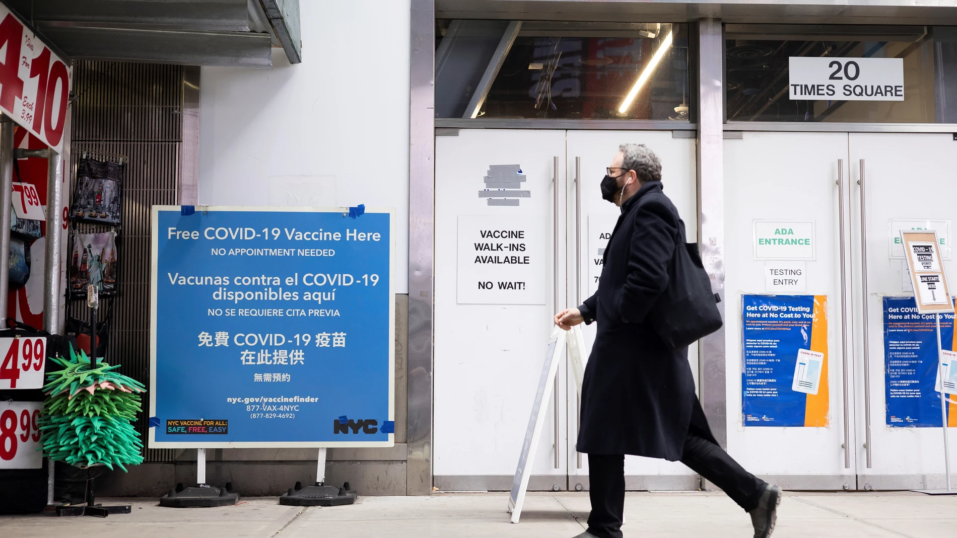 Un hombre pasa por delante de un centro de vacunación contra la covid próximo a Times Square (Nueva York)
