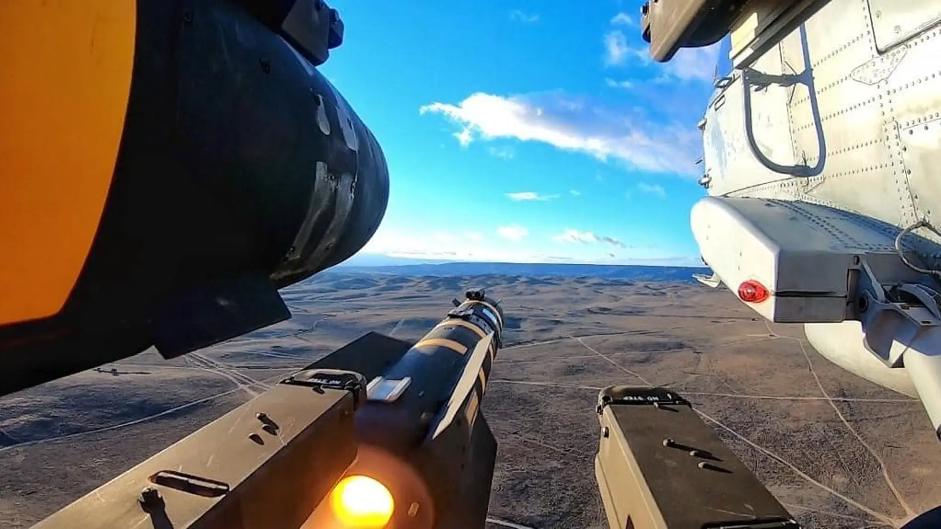 Lanzamiento del misil Hellfire desde el helicóptero