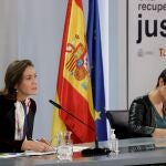 La ministra de Política Territorial y portavoz del Gobierno, Isabel Rodríguez (d) y la ministra de Industria, Comercio y Turismo, Reyes Maroto durante la rueda de prensa posterior al Consejo de Gobierno, este martes en el Palacio de la Moncloa