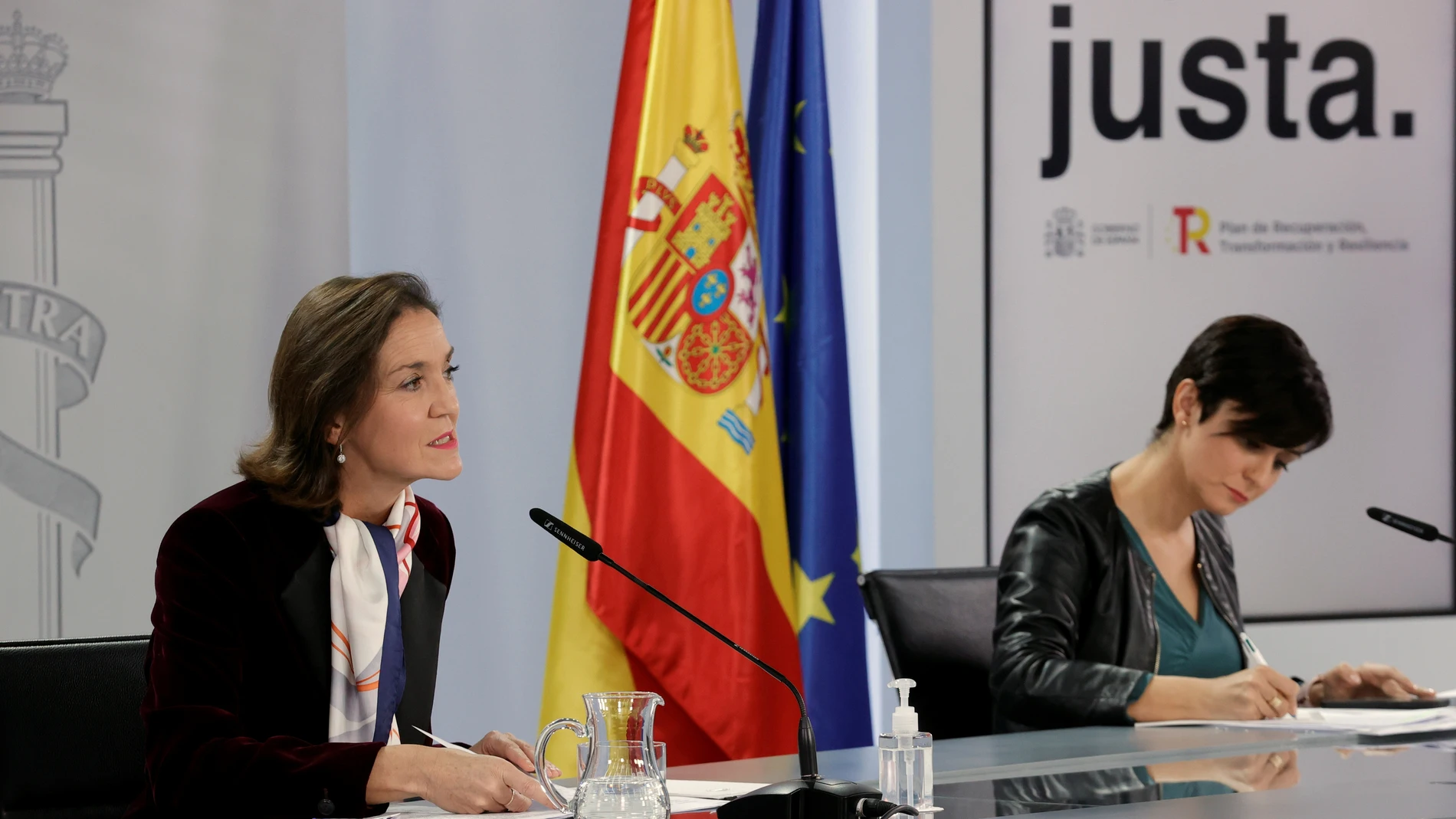La ministra de Política Territorial y portavoz del Gobierno, Isabel Rodríguez (d) y la ministra de Industria, Comercio y Turismo, Reyes Maroto durante la rueda de prensa posterior al Consejo de Gobierno, este martes en el Palacio de la Moncloa