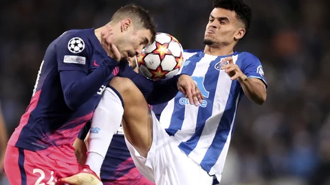 Vrsaljko disputa una pelota con Luis Díaz