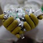 Un sanitario sostiene en sus manos viales con dosis de distintas vacunas contra el coronavirus.