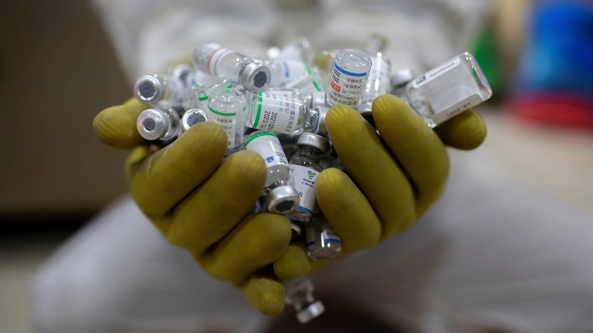 Un sanitario sostiene en sus manos viales con dosis de distintas vacunas contra el coronavirus.