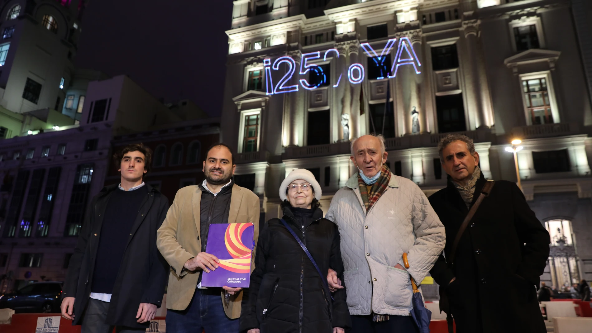 (I-D) El analista y asesor político Javier de Erausquin; el presidente de Societat Civil Catalana, Fernando Sánchez Costa; la responsable de lengua y derechos civiles, Ángela Herrero; el economista Ramón Tamames y el investigador y ensayista Armando Fernández Steinko posan en una acción de protesta frente al Ministerio de Educación.