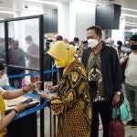 Pasajeros se someten a controles a su llegada al aeropuerto internacional de Soekarno-Hatta en Tangerang, Indonesia, tras la irrupción de la variante Ómicron