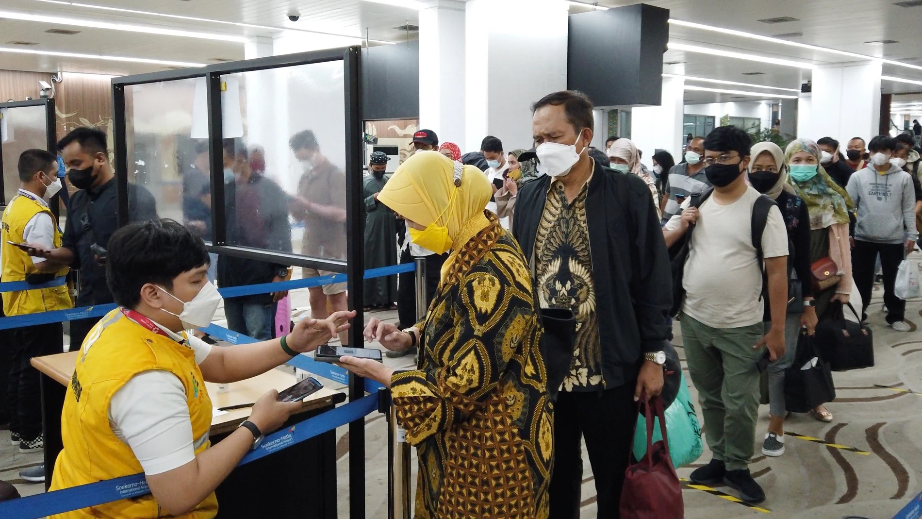 Pasajeros se someten a controles a su llegada al aeropuerto internacional de Soekarno-Hatta en Tangerang, Indonesia, tras la irrupción de la variante Ómicron