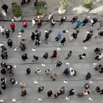 Cientos de personas se han vacunado en el punto de vacunación móvil contra la covid-19 instalado por la Conselleria de Sanidad en la plaza de Manises de Valencia, junto al Palau de la Generalitat