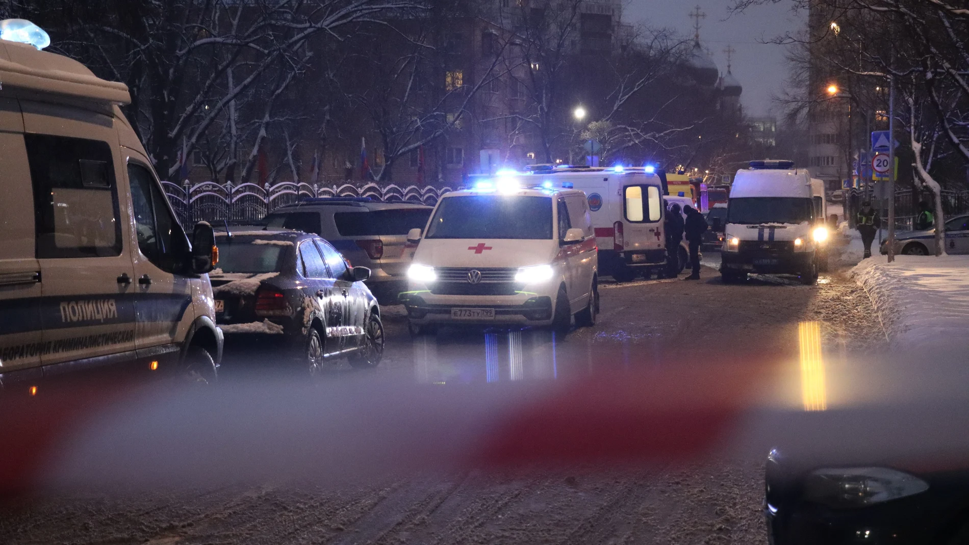 Vehículos de policía y ambulancia en Moscú en una foto de archivo