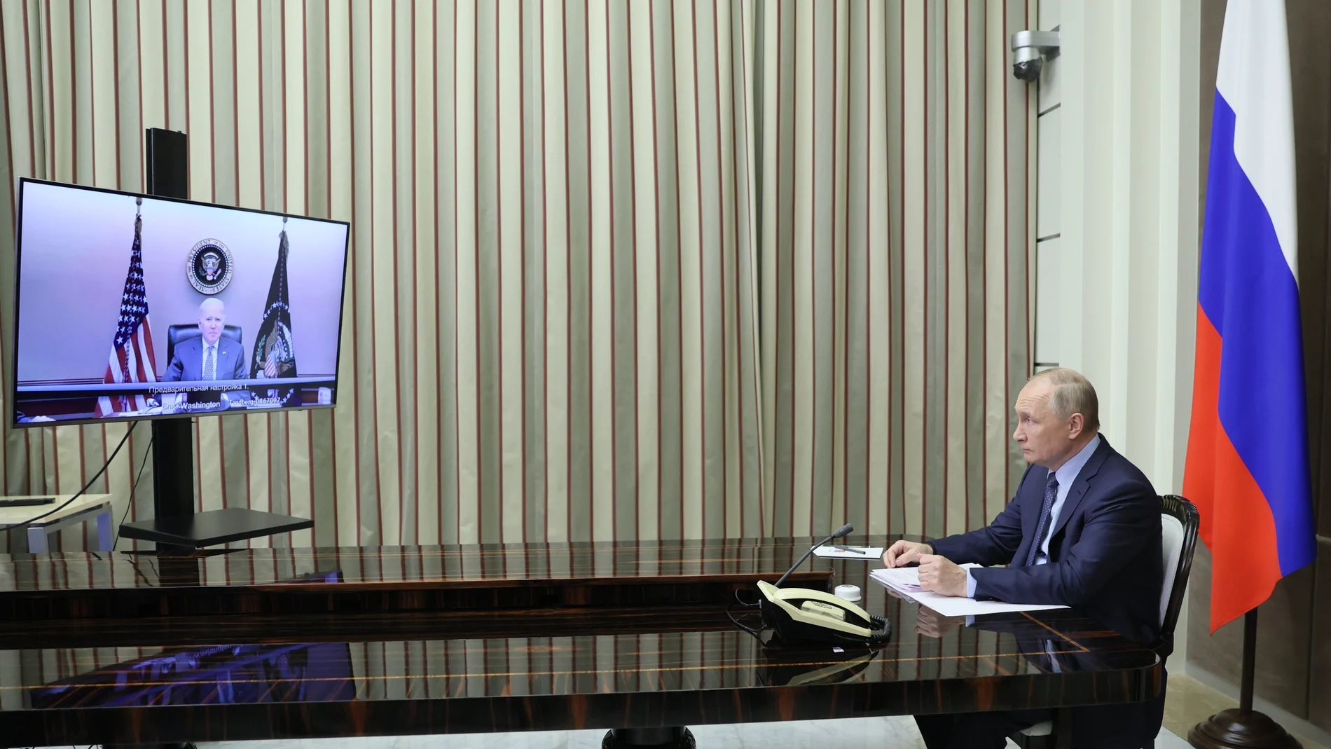 Putin y Biden durante su conversación por teleconferencia