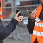 En la imagen, una mujer muestra el pasaporte covid para entrar en un mercadillo de Navidad en Alemania