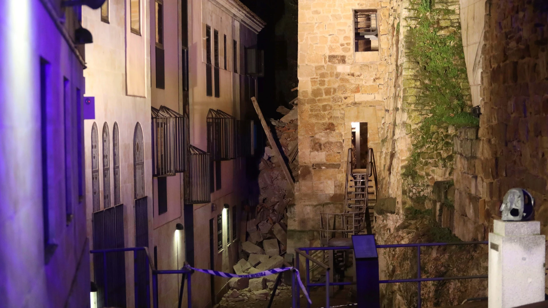 Una vivienda adosada a la antigua muralla de la capital salmantina, junto a la histórica Cueva de Salamanca y en la trasera de la céntrica calle San Pablo, se ha derrumbado durante la noche de este martes sin que haya causado heridos