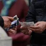 Una persona con varios décimos de lotería de Navidad cuando quedan menos de tres semanas para el Sorteo Extraordinario de la Lotería de Navidad | Eduardo Parra / Europa Press