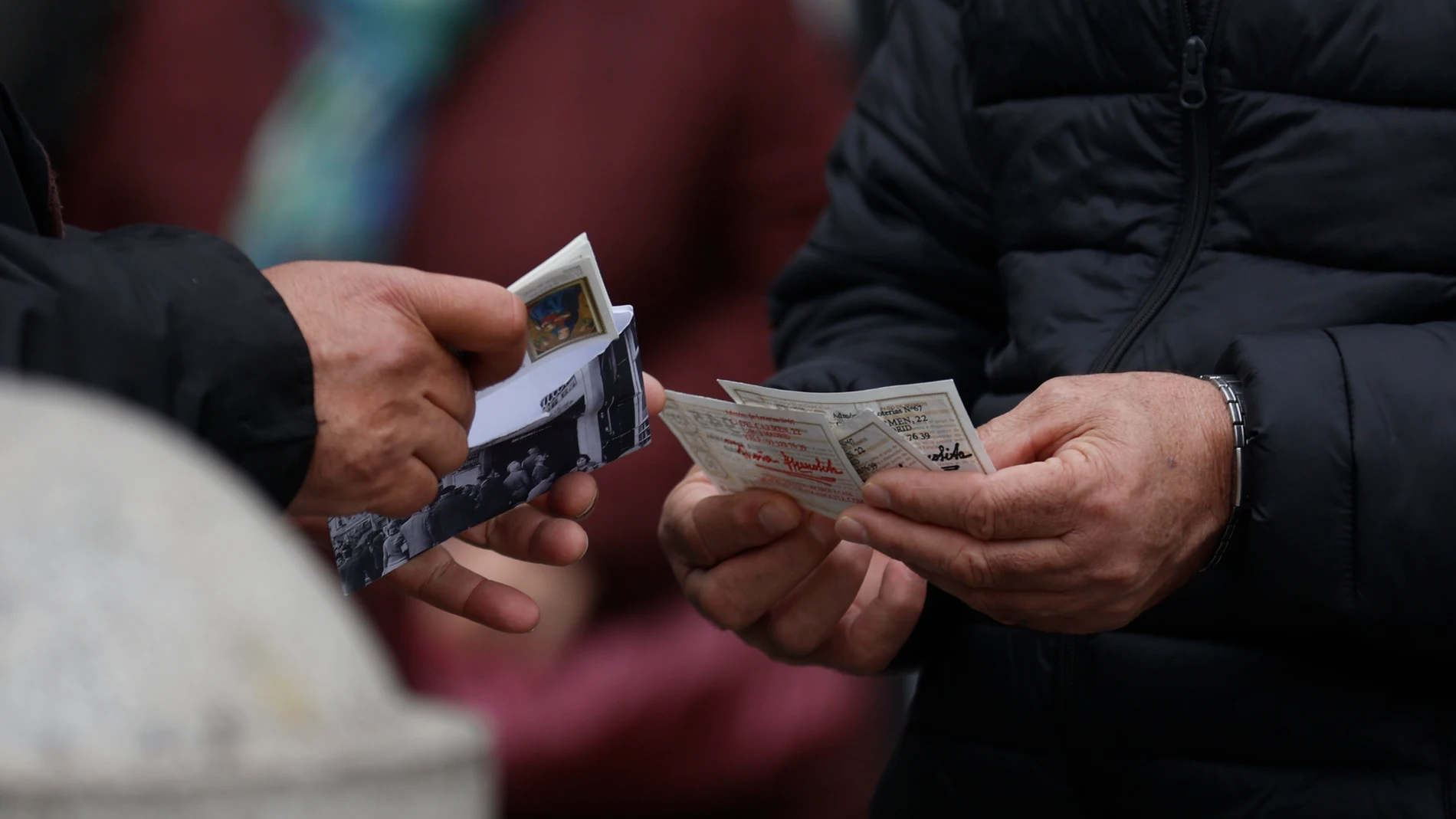 Una persona con varios décimos de lotería de Navidad cuando quedan menos de tres semanas para el Sorteo Extraordinario de la Lotería de Navidad | Eduardo Parra / Europa Press