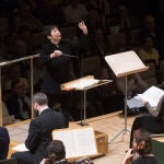 La maestra Xian Zhang dirigiendo a la Orquesta y Coro Nacionales de España