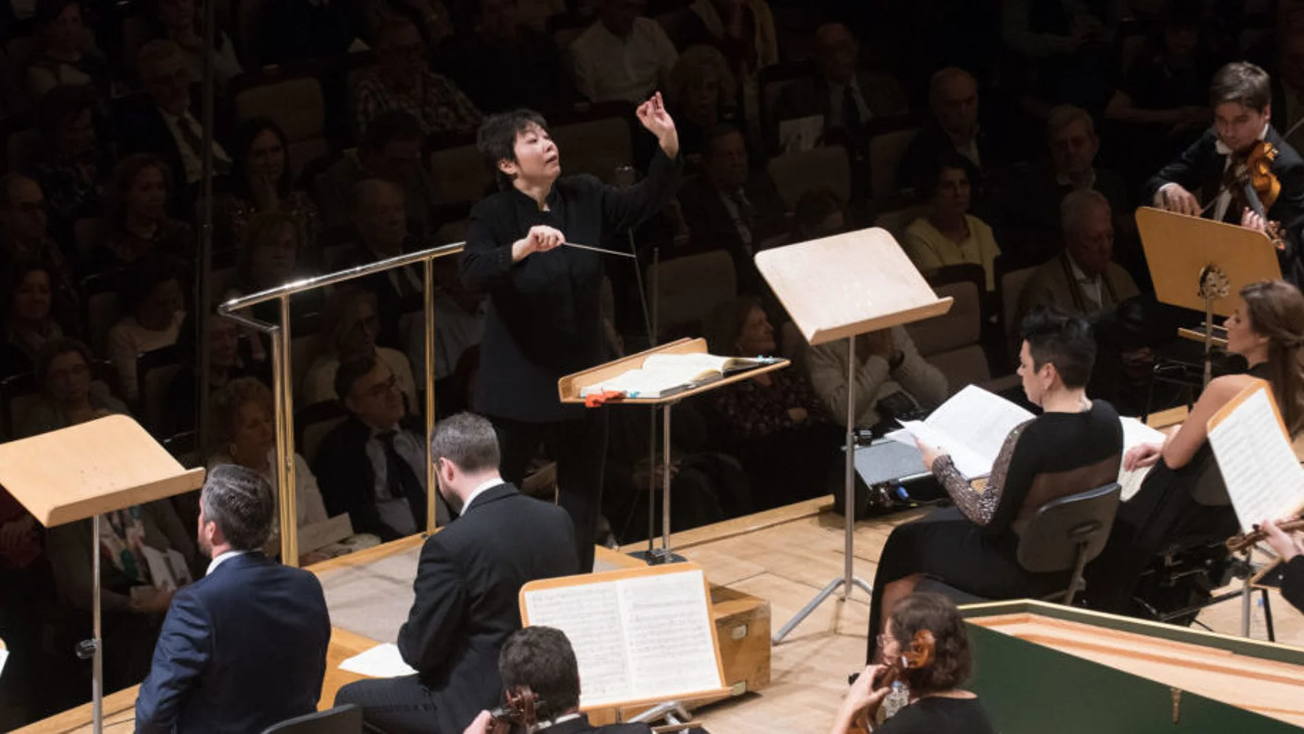 La maestra Xian Zhang dirigiendo a la Orquesta y Coro Nacionales de España