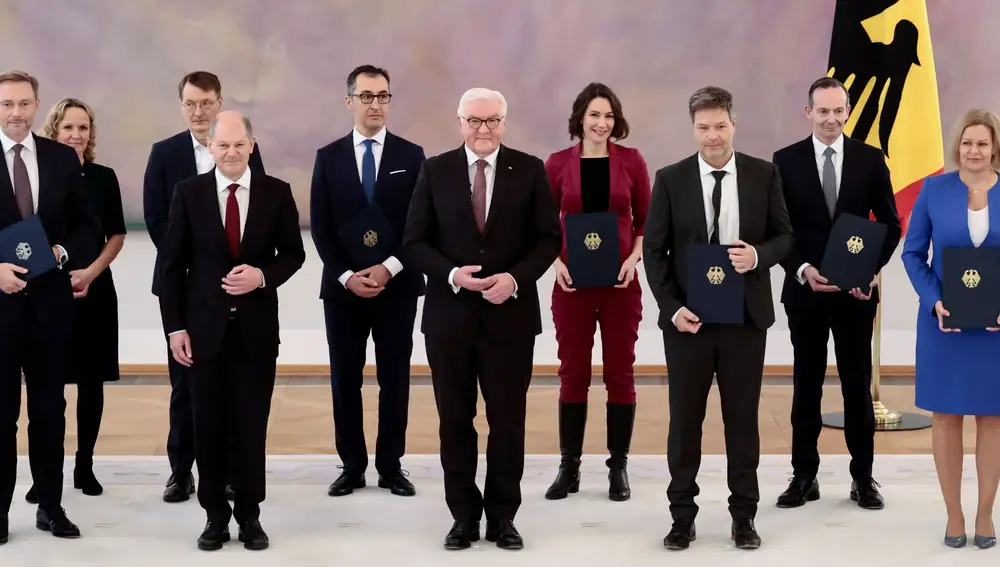 El canciller alemán, Olaf Scholz, y el presidente federal, Frank Walter Steinmeier, posan juntos a los ministros del nuevo Gobierno de coalición