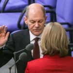 Olaf Scholz jurar como canciller alemán ante la presidente del Parlamento, Baerbel Bas