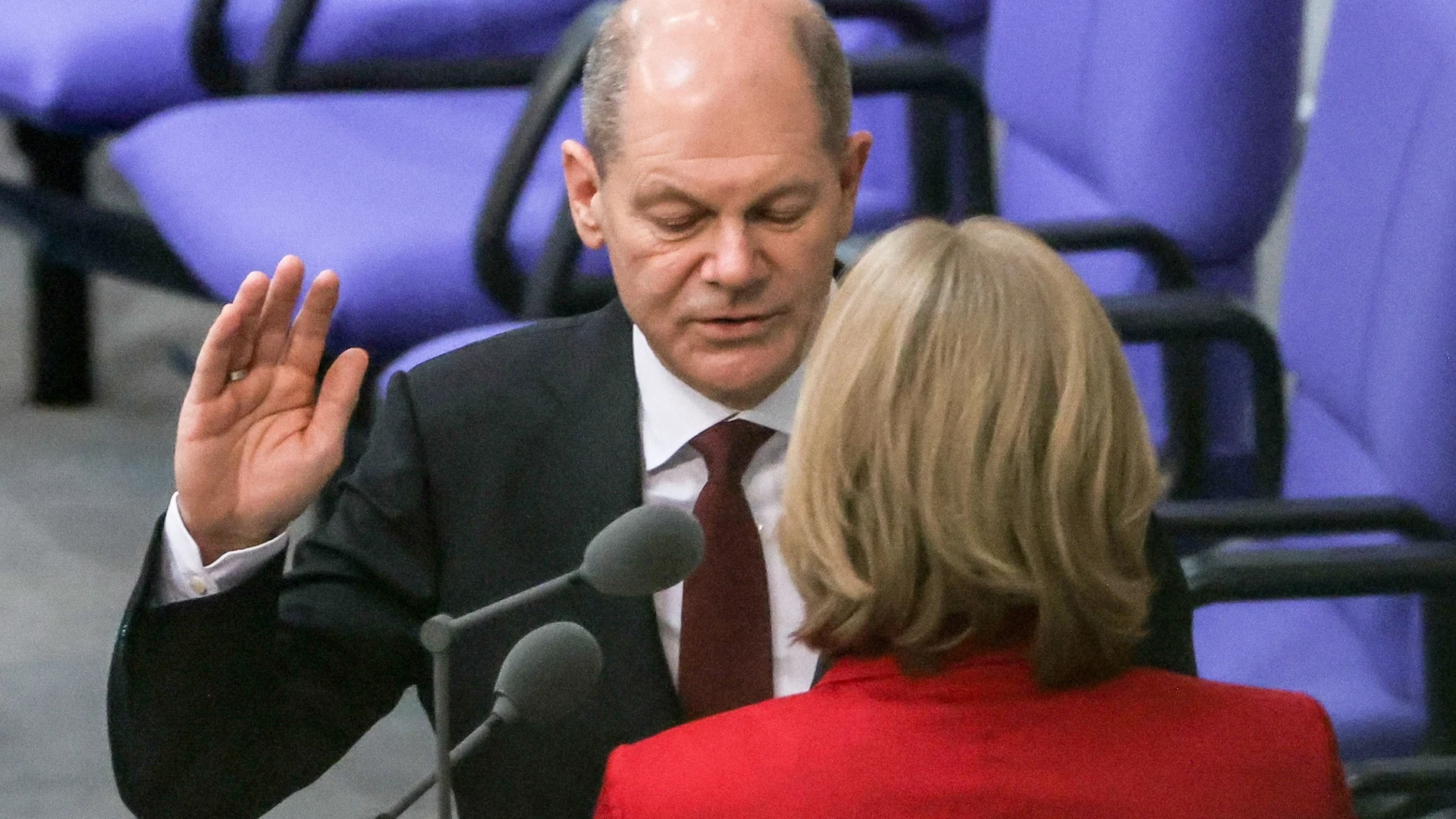 Olaf Scholz jurar como canciller alemán ante la presidente del Parlamento, Baerbel Bas