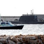 Una patrullera de la policía de Gibraltar navega cerca de donde está atracado el submarino de propulsión nuclear de la Armada británica