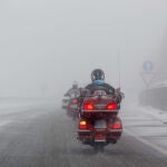 Dos motos circulan por una carretera de un municipio de la provincia de Lugo