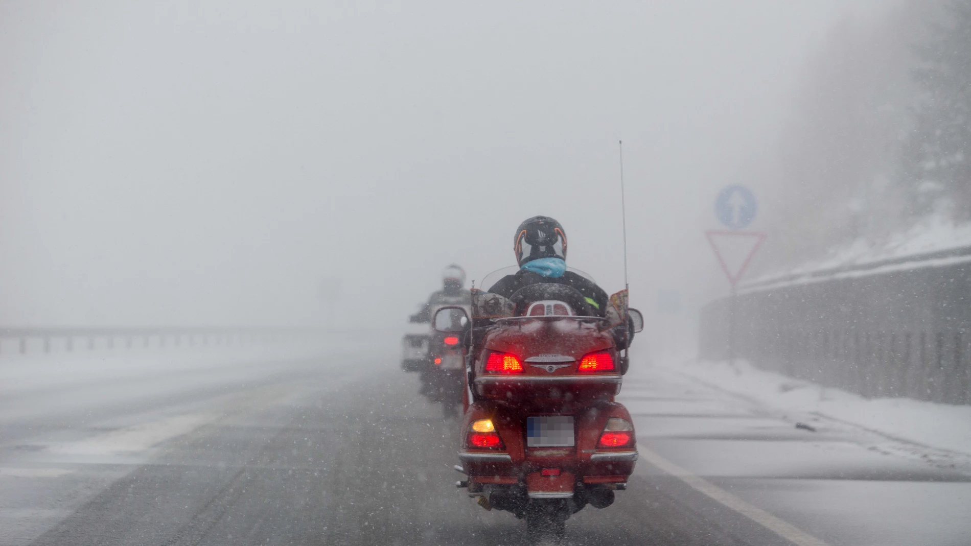 Dos motos circulan por una carretera de un municipio de la provincia de Lugo