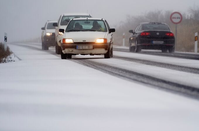 Vehículos circulan con dificultad en Ávila por la nieve caída en las últimas horas