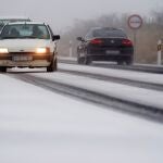 Vehículos circulan con dificultad en Ávila por la nieve caída en las últimas horas