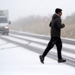 Vehículos circulan con dificultad por la carretera CL-505 en Ávila por la nieve caída en las últimas horas