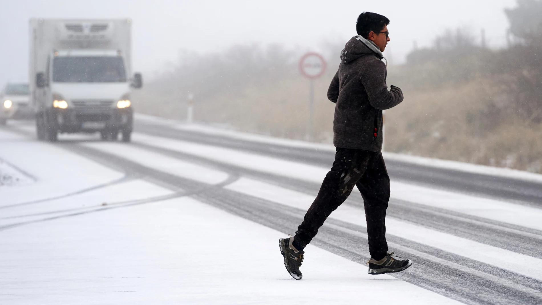 Vehículos circulan con dificultad por la carretera CL-505 en Ávila por la nieve caída en las últimas horas