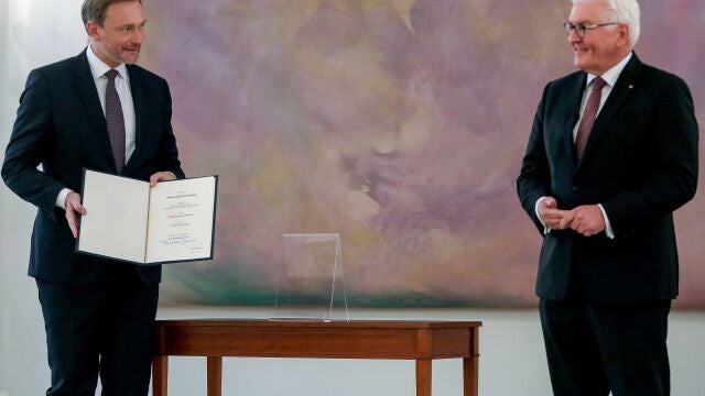 El líder liberal alemán, Christian Lindner, es designado ministro de Finanzas por el presidente federal, Frank Walter Steinmeir