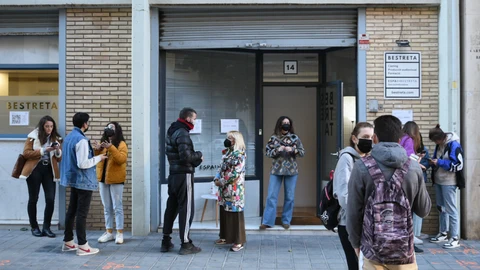 Varias personas acuden a inscribirse en el casting para una serie sobre la Ruta del Bakalao