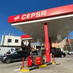 Gasolinera Cepsa desde el exterior, donde pueden verse algunos vehículos repostando combustible