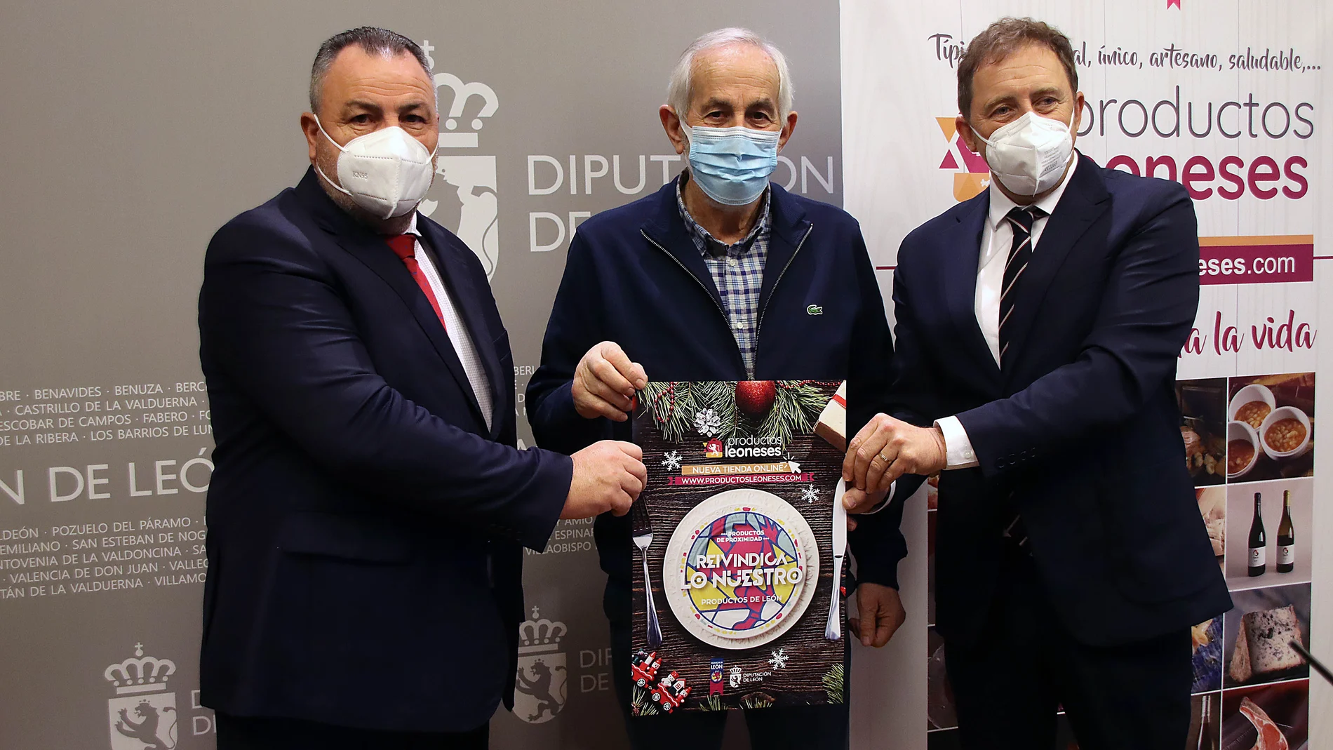 El presidente de la Diputación de León, Eduardo Morán (I), y el vicepresidente Matías Llorente (C), acompañados por el director general de Proconsi, Tomás Castro (D)