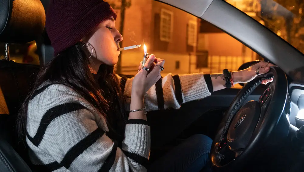 Fumar al volante es uno de los comportamientos que podrían ser eventualmente sancionados por las autoridades | Fuente: A. Pérez Meca / Europa Press
