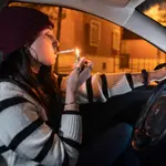 Fumar al volante es uno de los comportamientos que podrían ser eventualmente sancionados por las autoridades | Fuente: A. Pérez Meca / Europa Press