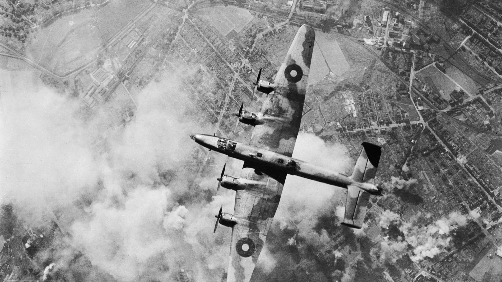 Un Halifax de la RAF británica sobrevuela la cuenca del Ruhr, escenario de una de las operaciones clave de la Segunda Guerra Mundial