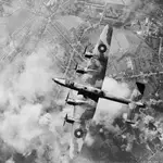 Un Halifax de la RAF británica sobrevuela la cuenca del Ruhr, escenario de una de las operaciones clave de la Segunda Guerra Mundial