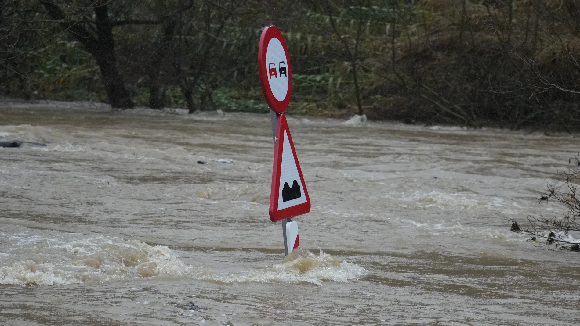 Una señal de tráfico sobresale de una vía totalmente inundada