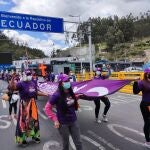 AME3434. QUITO (ECUADOR), 09/12/2021.- Fotografía cedida por CARE Ecuador de mujeres marchando hoy en el Puente Internacional de Rumichacha, frontera de Ecuador con Colombia. Explotación laboral, discriminación, inseguridad, falta de acceso a educación, salud, alimentos y agua, violencia de género, física y sexual, y trata acechan a diario a las mujeres que habitan o transitan el límite de Ecuador y Colombia. Así lo recogen los hallazgos del Análisis Rápido de Género (ARG)-CARE 2021, un documento que llama la atención sobre los problemas que viven a diario las mujeres transfronterizas y sus familias a ambos lados de la divisoria colombo-ecuatoriana. EFE/ Care Ecuador /SÓLO USO EDITORIAL/SÓLO DISPONIBLE PARA ILUSTRAR LA NOTICIA QUE ACOMPAÑA (CRÉDITO OBLIGATORIO)