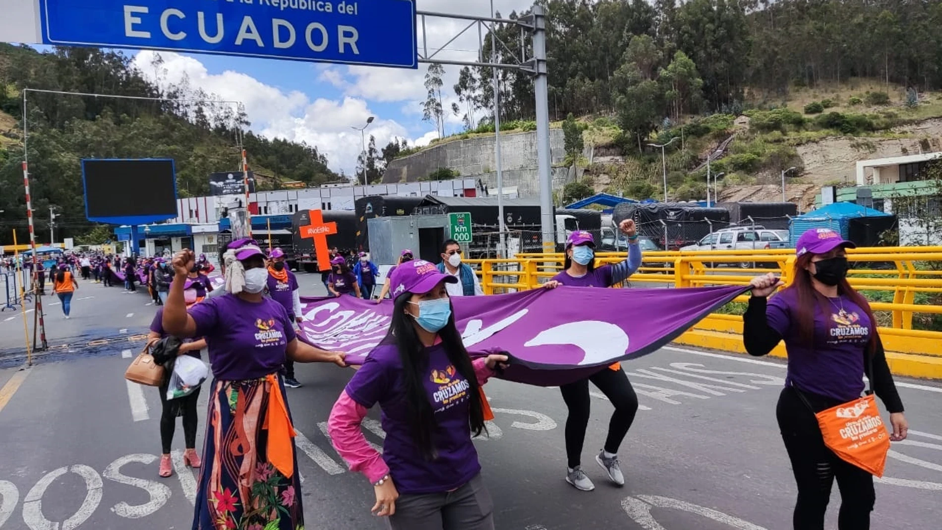 AME3434. QUITO (ECUADOR), 09/12/2021.- Fotografía cedida por CARE Ecuador de mujeres marchando hoy en el Puente Internacional de Rumichacha, frontera de Ecuador con Colombia. Explotación laboral, discriminación, inseguridad, falta de acceso a educación, salud, alimentos y agua, violencia de género, física y sexual, y trata acechan a diario a las mujeres que habitan o transitan el límite de Ecuador y Colombia. Así lo recogen los hallazgos del Análisis Rápido de Género (ARG)-CARE 2021, un documento que llama la atención sobre los problemas que viven a diario las mujeres transfronterizas y sus familias a ambos lados de la divisoria colombo-ecuatoriana. EFE/ Care Ecuador /SÓLO USO EDITORIAL/SÓLO DISPONIBLE PARA ILUSTRAR LA NOTICIA QUE ACOMPAÑA (CRÉDITO OBLIGATORIO)