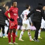La decepción de Jules Koundé tras la derrota del Sevilla en el campo del Salzburgo