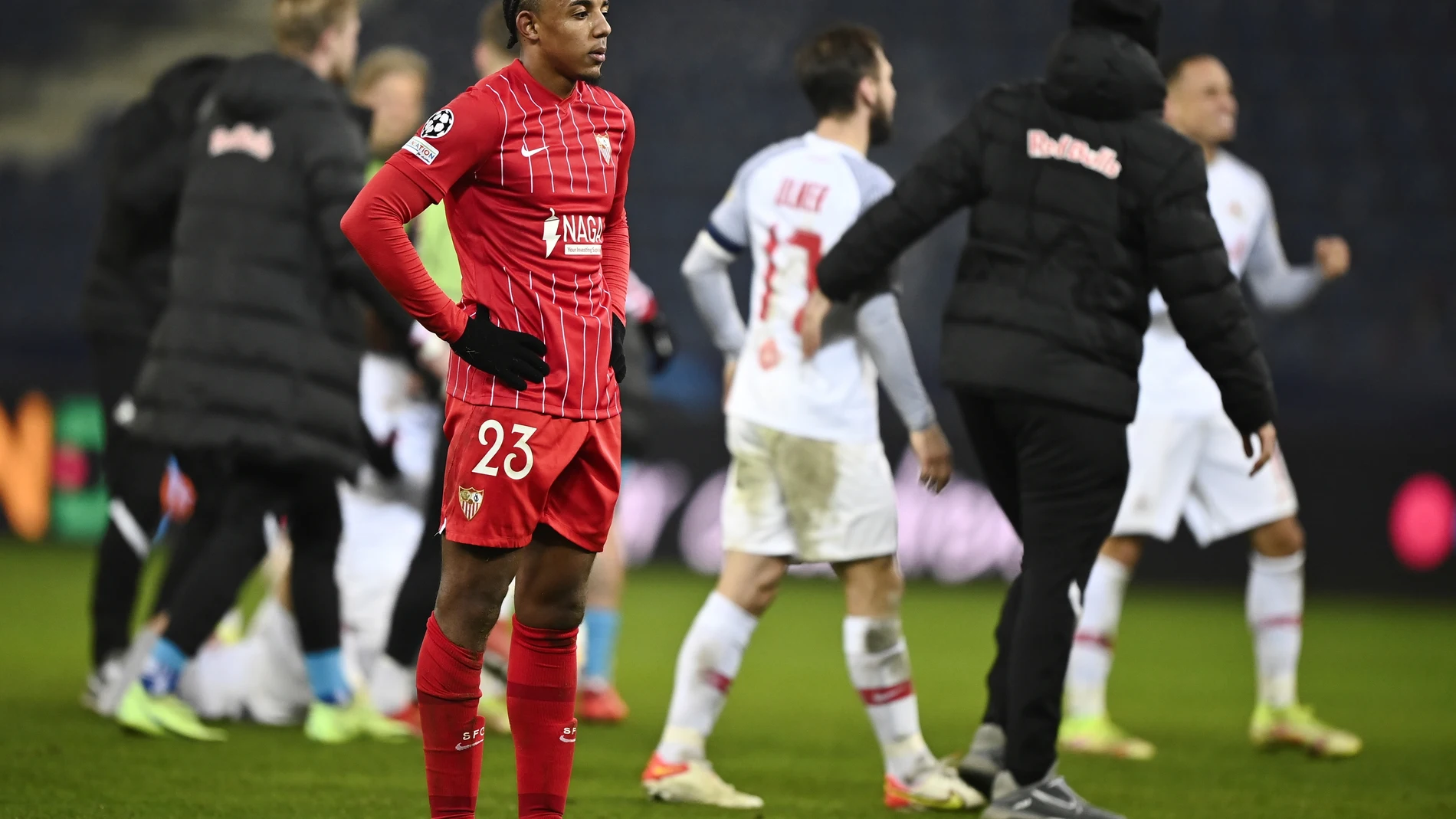 La decepción de Jules Koundé tras la derrota del Sevilla en el campo del Salzburgo