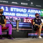 Lewis Hamilton y Max Verstappen, en plena conferencia de prensa en Abu Dabi
