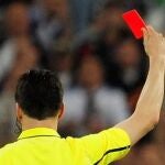 Un árbitro muestra una tarjeta roja