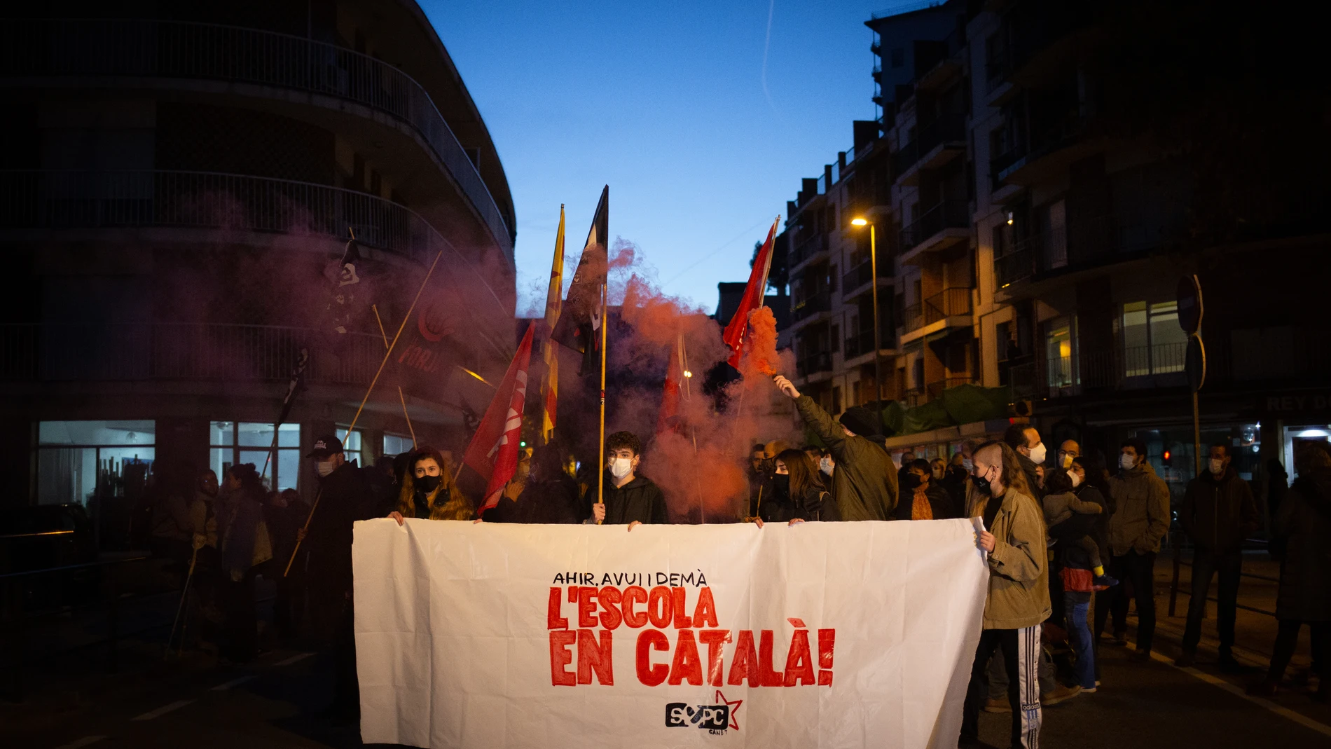 Varias personas con una pancarta en la que se lee: 'L'escola en català', durante una manifestación contra el establecimiento de un 25% de castellano en las escuelas catalanas.
