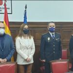 Virginia Barcones con miembros policiales informa sobre la Operación Bachata en Soria