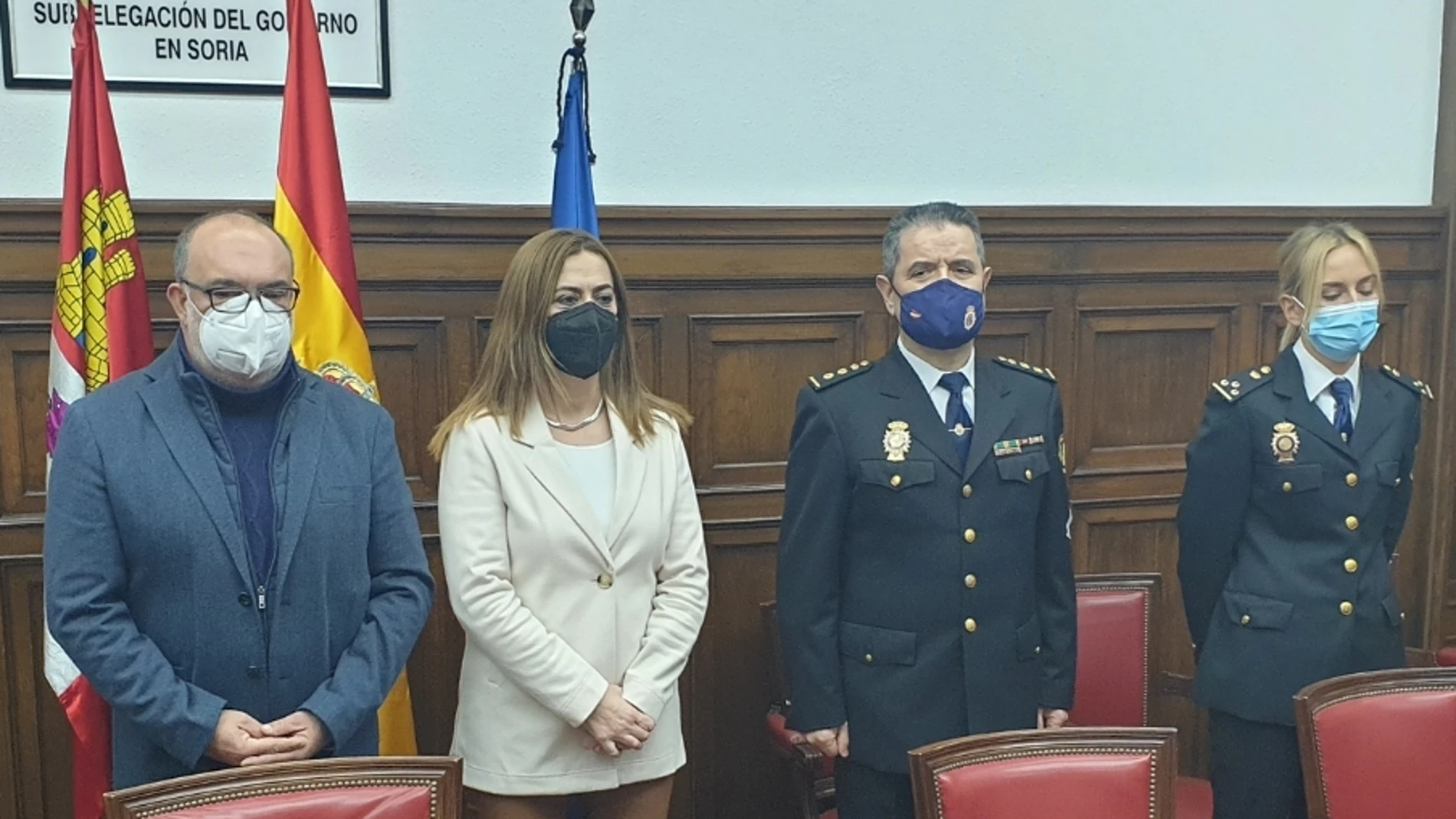 Virginia Barcones con miembros policiales informa sobre la Operación Bachata en Soria