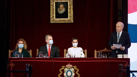 El rey Felipe VI (2i), la reina Letizia y la presidenta del Congreso, Meritxell Batet (i), y el director de la Real Academia de la Lengua Española, Santiago Muñoz Machado (d), durante el acto conmemorativo del septuagésimo aniversario de la Asociación de Academias de la Lengua Española al que asisten directores, presidentes y miembros de las academias de la lengua española de todo el mundo