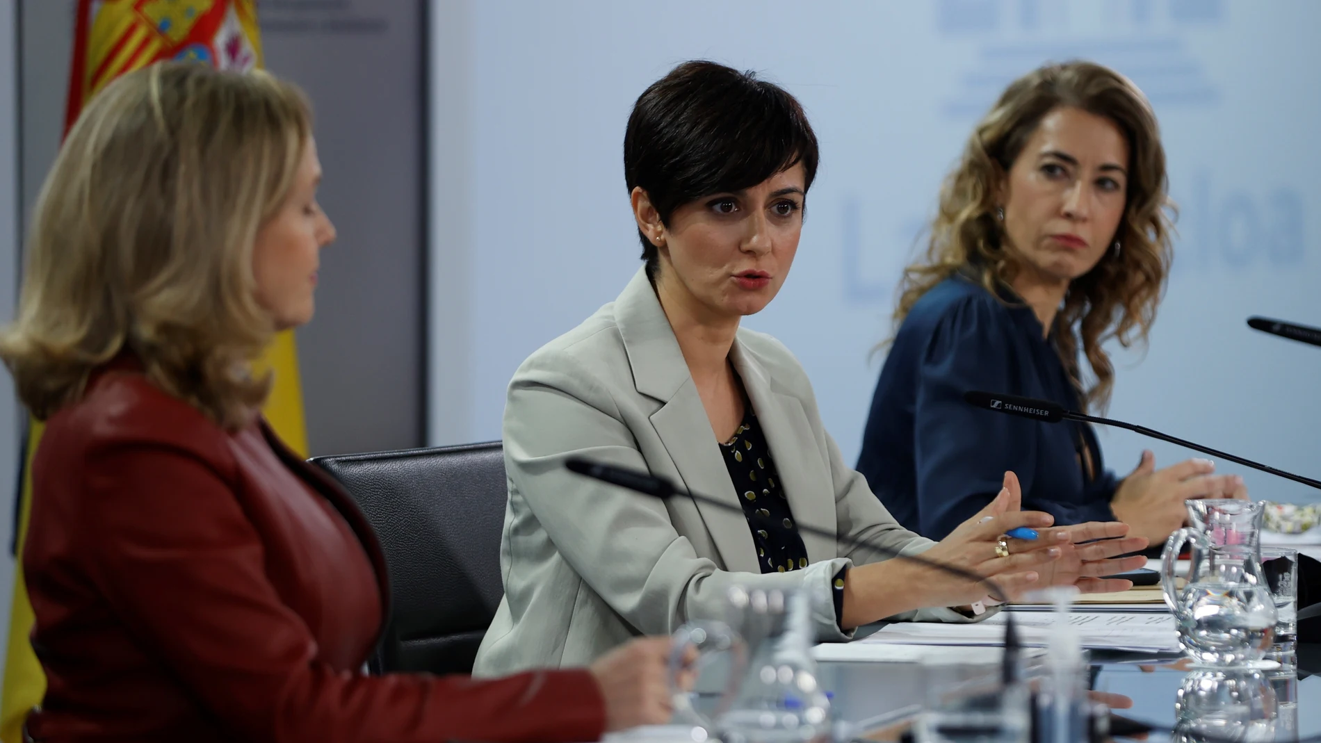 (De i a d) La vicepresidenta primera del Gobierno y ministra de Economía Nadia Calviño, la portavoz del Gobierno y ministra de Política Territorial Isabel Rodríguez y la ministra de Transportes, Movilidad y Agenda Urbana Raquel Sánchez